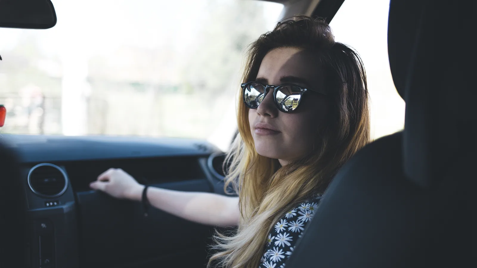 Une conductrice au volant se retourne pour manœuvrer