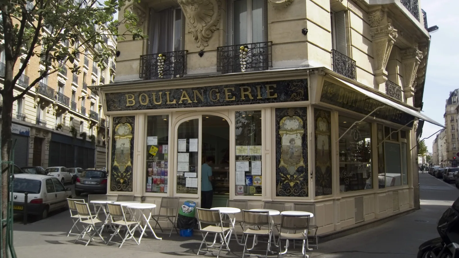 La devanture d'une boulangerie parisienne, terrasse installée sur le trottoir